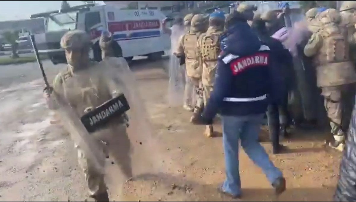 Şanlıurfa'da jandarma ile eylem yapan işçiler arasında gerginlik: 20 gözaltı