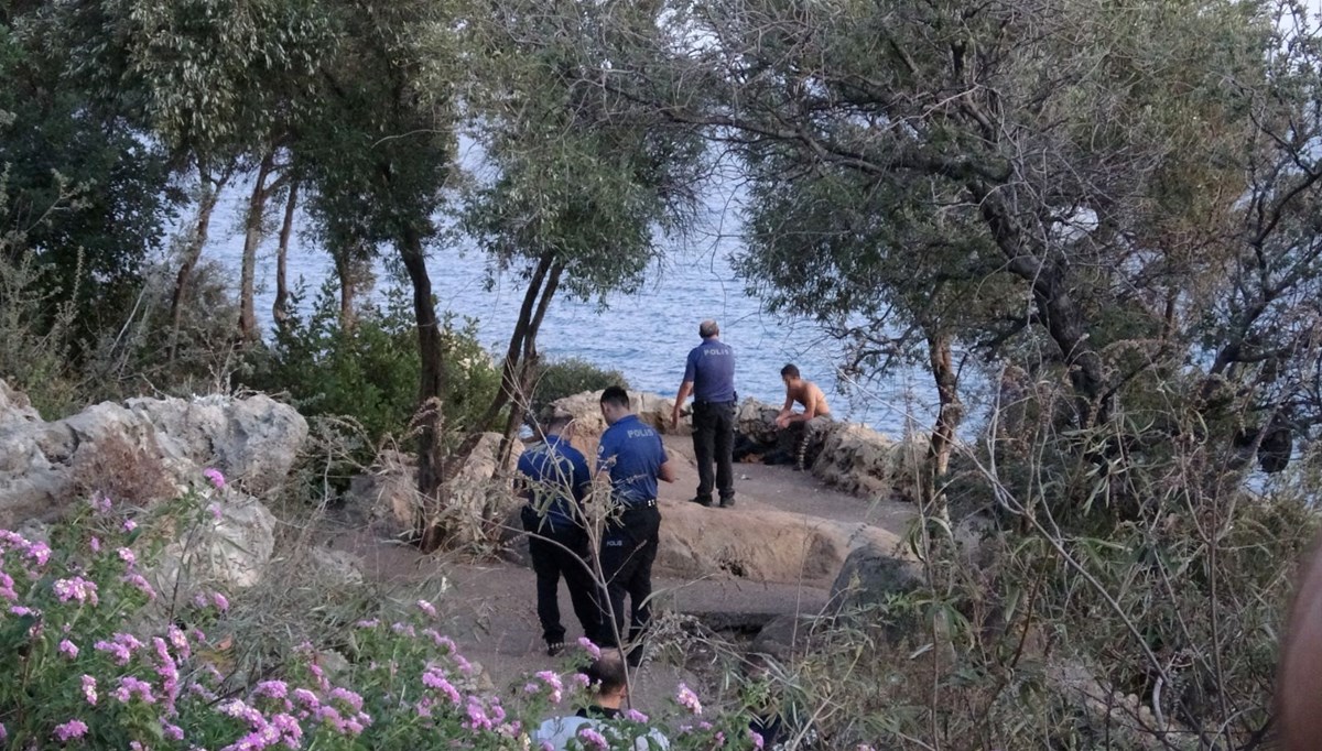 30 metrelik falezlere çıkan genç, yürekleri ağza getirdi