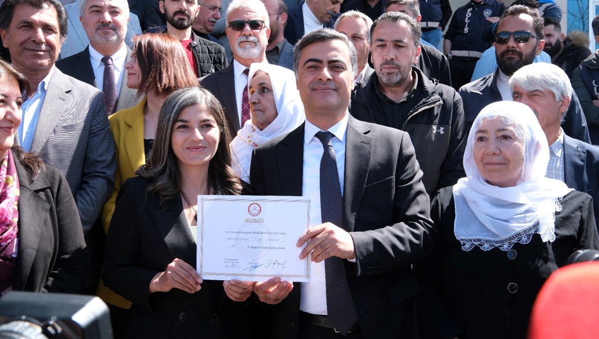 Van Büyükşehir Belediye Başkanı Abdullah Zeydan mazbatasını aldı
