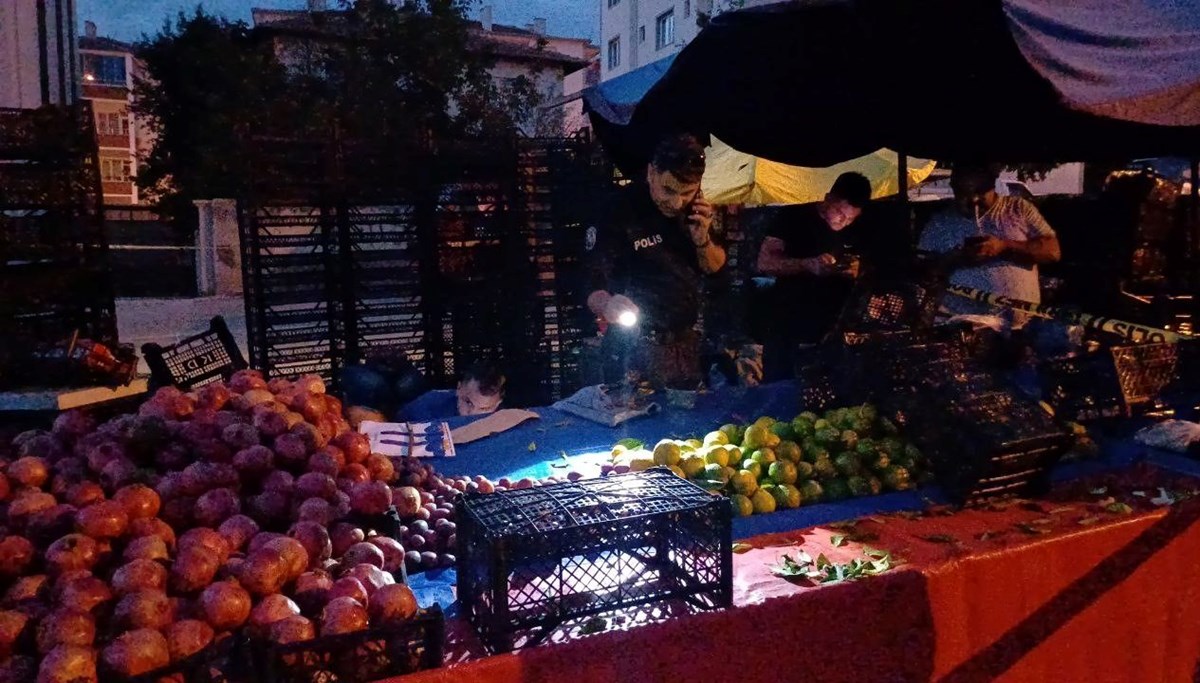 Pazarda kadın kılığına giren maskeli şahış, husumetlisine kurşun yağdırdı