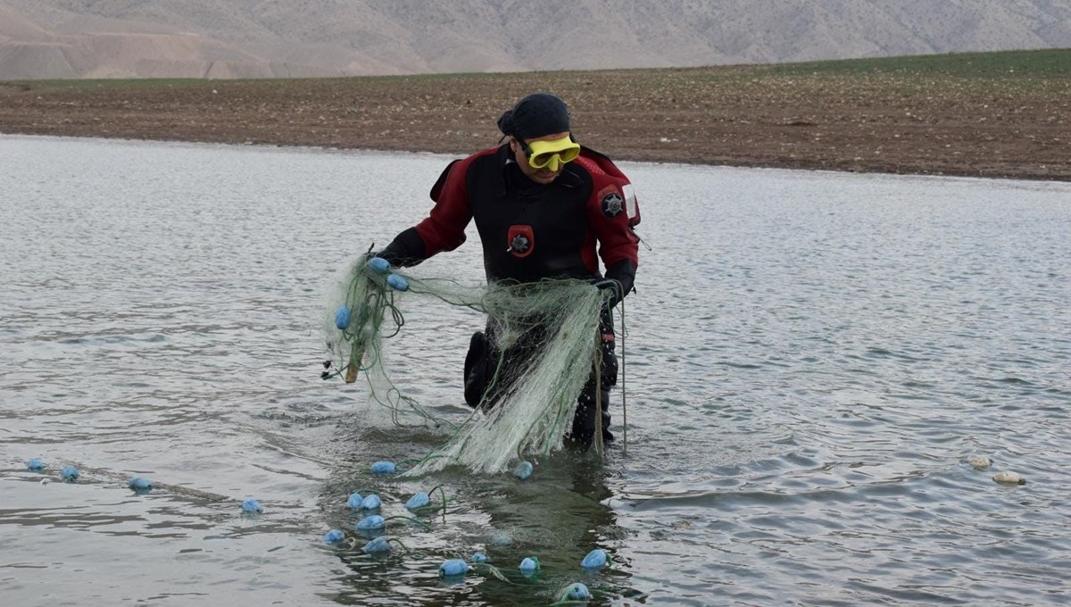 Akarsu ve göletlerden 75 kilogram atık ağ çıktı