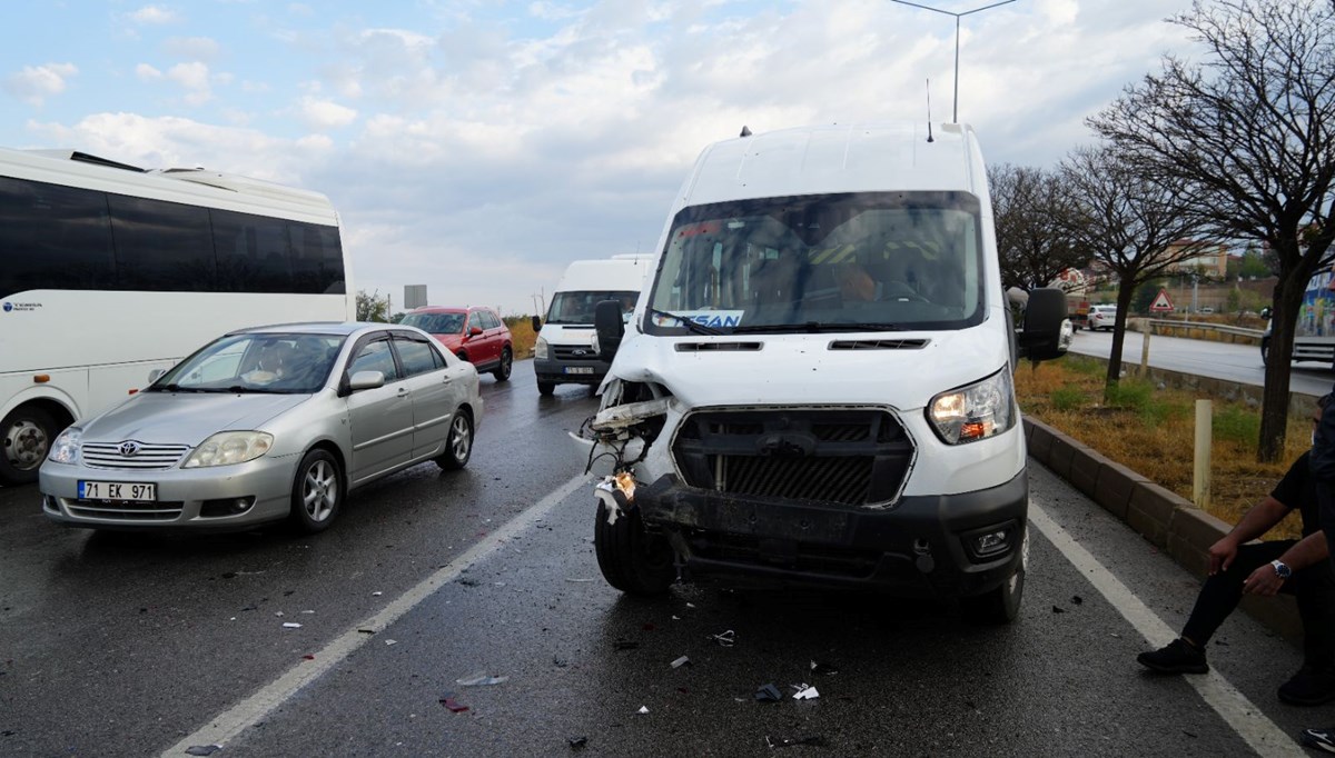 Kırıkkale'de işçi servisi ile otomobil çarpıştı: 11 yaralı