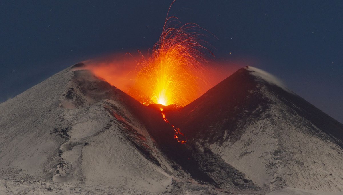 Etna Yanardağı’nda volkanik hareketlilik sürüyor: Bölgeden geçen uçaklar için kırmızı kodu uyarı