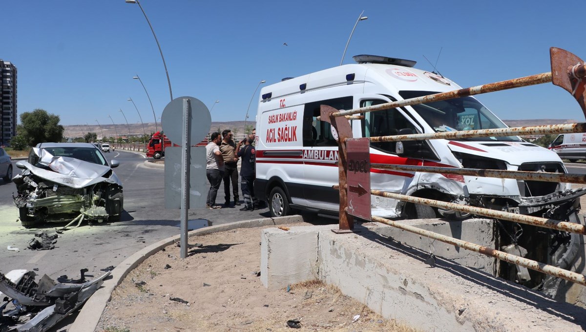 Ambulans ile otomobil çarpıştı: Yaralılar var